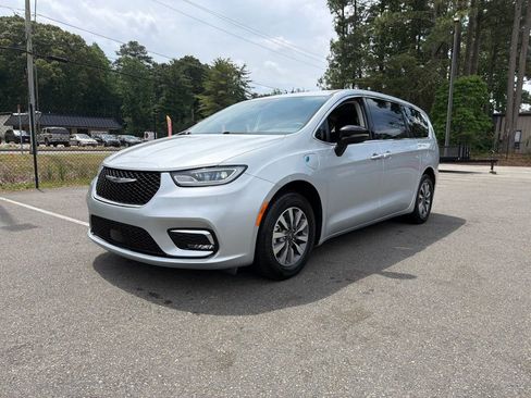 Used 2024 Chrysler Pacifica Limited FWD image 2