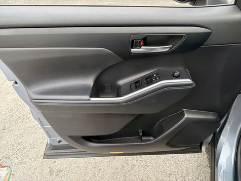 Used 2023 Toyota Highlander L image 17