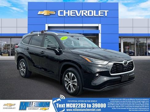 Used 2023 Toyota Highlander XLE AWD/4WD image 1