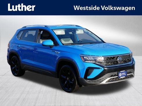 Certified 2022 Volkswagen Taos SE image 1