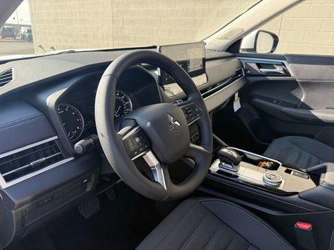 New 2025 Mitsubishi Outlander SE image 19