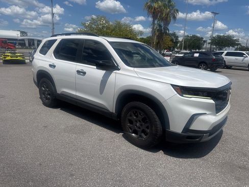Used 2025 Honda Pilot TrailSport image 3
