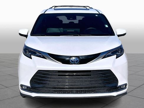 Used 2025 Toyota Sienna Platinum image 3