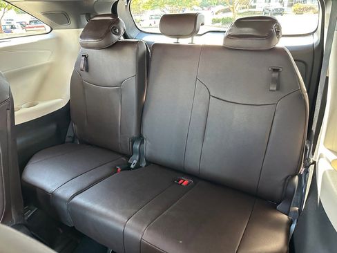Used 2024 Toyota Sienna Platinum image 14