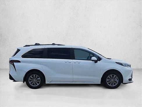 Certified 2025 Toyota Sienna LE FWD image 4