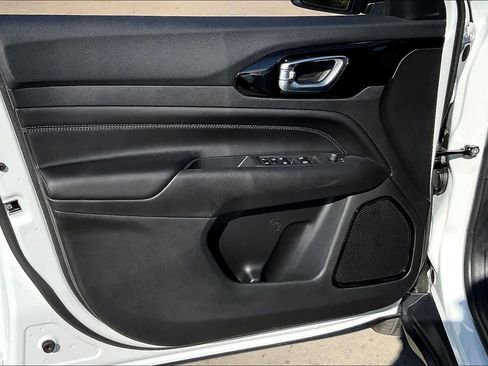 Used 2026 Jeep Compass Latitude image 10