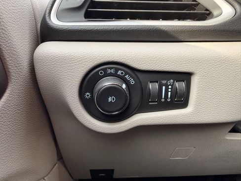 Used 2022 Chrysler Pacifica Touring-L image 18