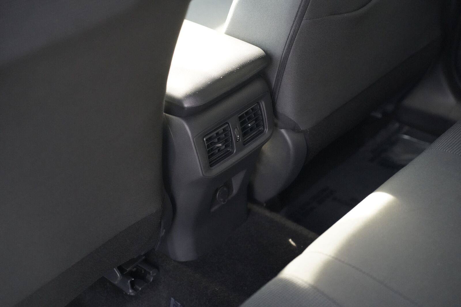 Used 2024 Toyota RAV4 LE AWD/4WD image 19