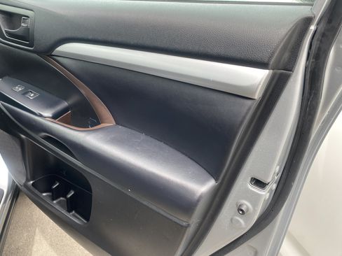 Used 2018 Toyota Highlander Plus FWD image 21