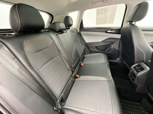 Used 2022 Volkswagen Taos SE FWD image 15