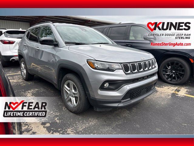 Used 2024 Jeep Compass Latitude AWD/4WD image 1