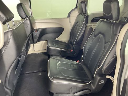 Used 2023 Chrysler Pacifica Limited FWD image 19