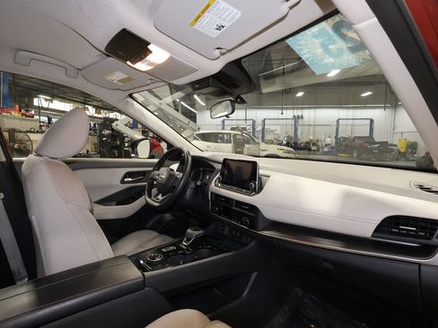 Used 2025 Nissan Rogue SV image 27