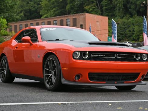 Used 2017 Dodge Challenger R/T Scat Pack RWD image 11