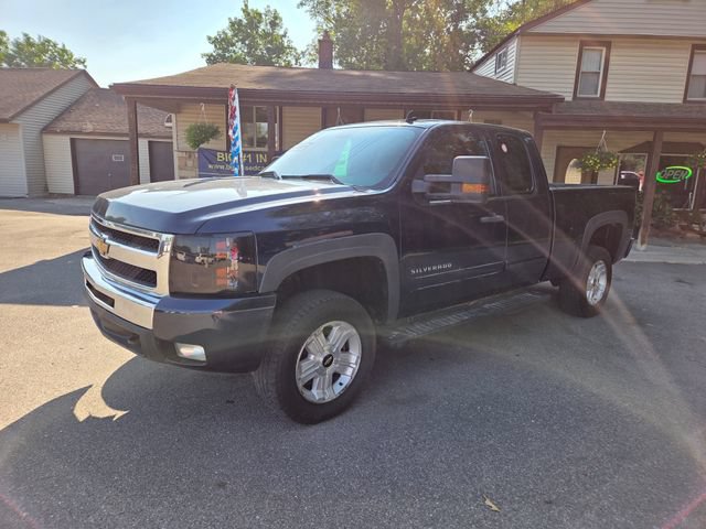 Used 2011 Chevrolet Silverado 1500 LT w/ All-Star Edition AWD/4WD image 2