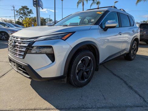 Used 2024 Nissan Rogue SV w/ SV Premium Package image 8