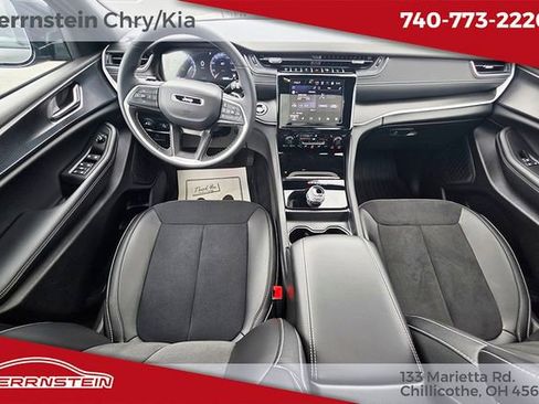 Used 2025 Jeep Grand Cherokee L Altitude image 12