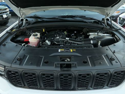 Used 2023 Jeep Grand Cherokee L Laredo image 25