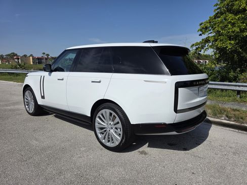 Used 2024 Land Rover Range Rover SE AWD/4WD image 2