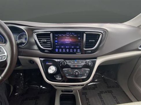 Used 2017 Chrysler Pacifica Touring-L Plus w/ Advanced Safetytec Group FWD image 13
