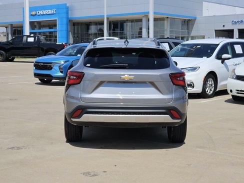Used 2025 Chevrolet Trax LT w/ Driver Confidence Package FWD image 6