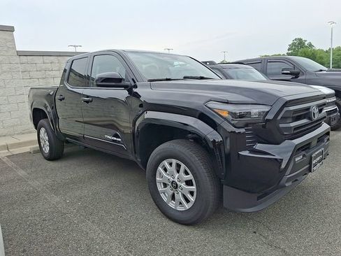 Used 2025 Toyota Tacoma SR5 AWD/4WD image 3