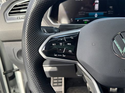 Used 2024 Volkswagen Tiguan SE R-Line image 16