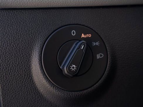 Certified 2024 Volkswagen Taos SE image 29