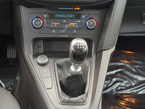 Used 2017 Ford Focus SE image 25