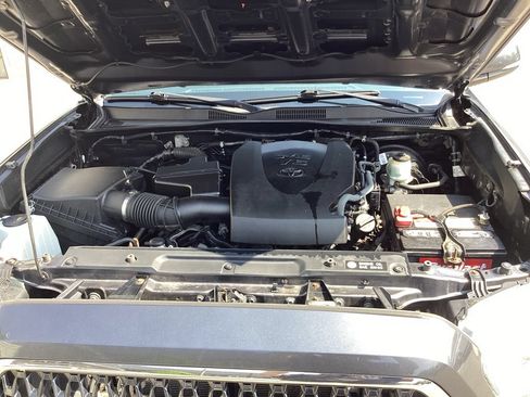 Used 2018 Toyota Tacoma TRD Sport AWD/4WD image 17