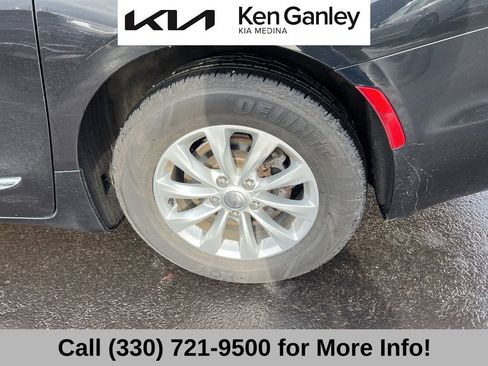 Used 2018 Chrysler Pacifica Touring-L w/ Premium Audio Group image 23