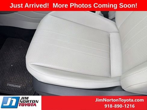 Used 2023 Volkswagen Tiguan SE w/ Panoramic Sunroof Package FWD image 10