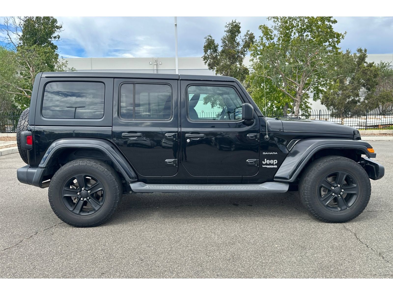Used 2018 Jeep Wrangler Unlimited Sahara AWD/4WD image 7