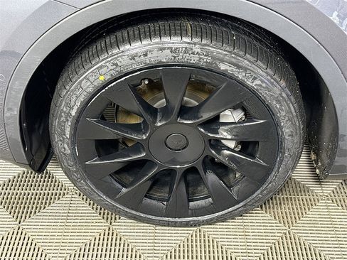 Used 2020 Tesla Model Y Long Range image 9