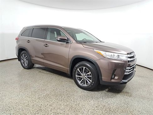 Used 2017 Toyota Highlander XLE w/ Carpet Mat Package image 4