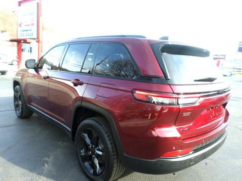 Used 2023 Jeep Grand Cherokee Altitude AWD/4WD image 7