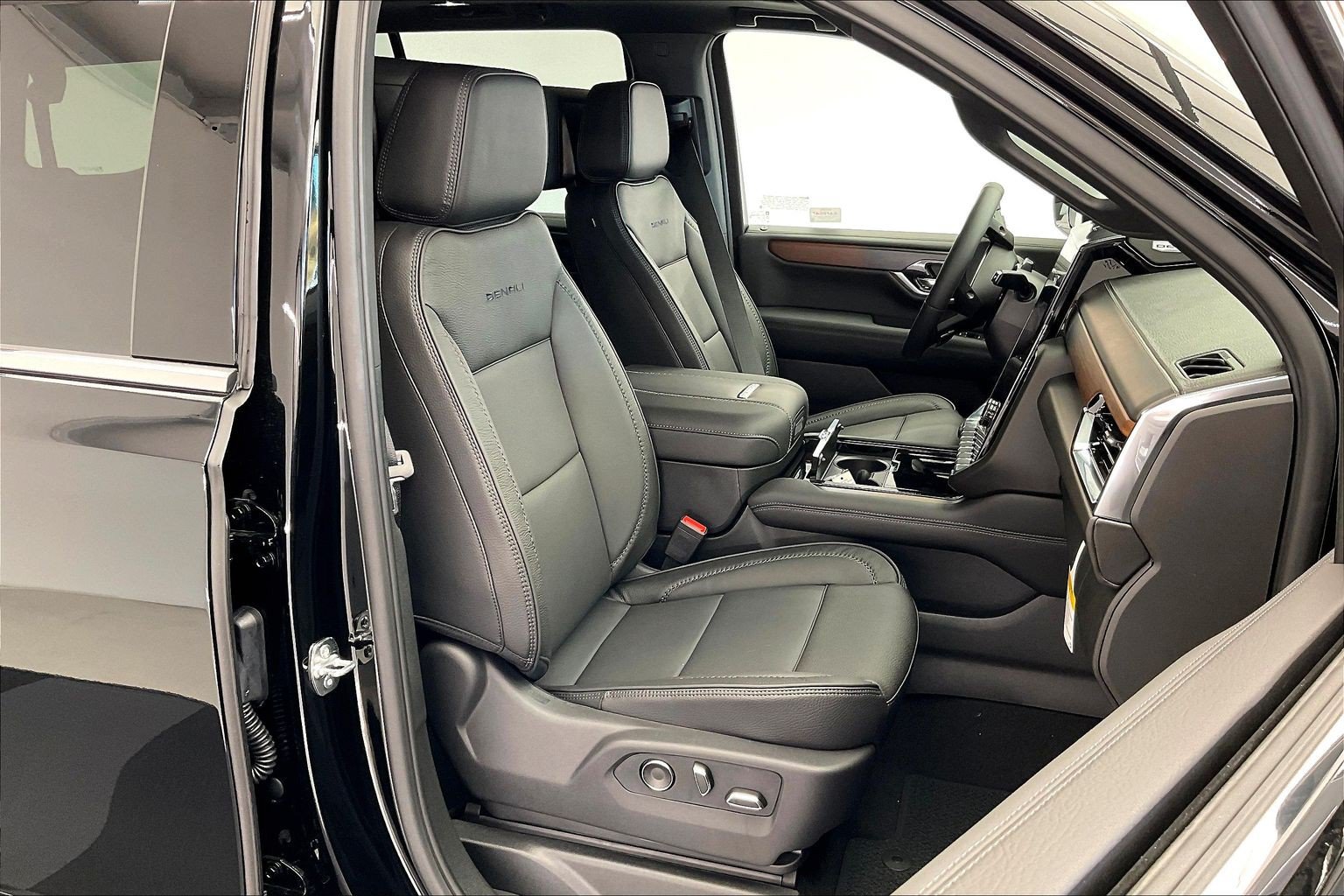 New 2026 GMC Yukon Denali w/ Advanced Technology Package AWD/4WD image 9