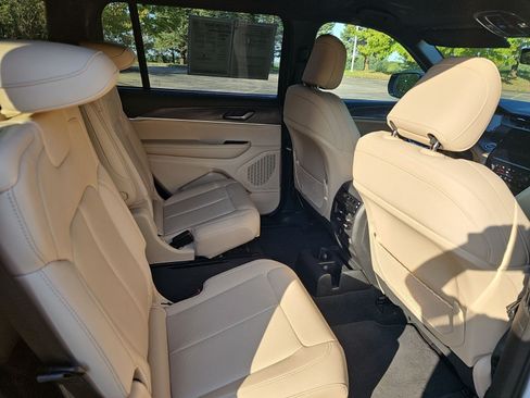 Used 2023 Jeep Grand Cherokee L Limited w/ Luxury Tech Group II AWD/4WD image 15