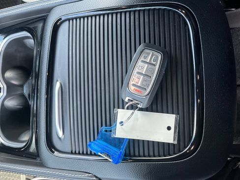 Used 2026 Chrysler Pacifica Limited FWD image 27