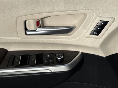 Used 2023 Toyota Sienna Platinum FWD image 24