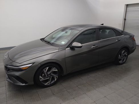Used 2025 Hyundai Elantra SEL FWD image 2