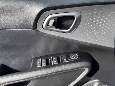 Used 2025 Kia Soul LX w/ LX Technology Package FWD image 27