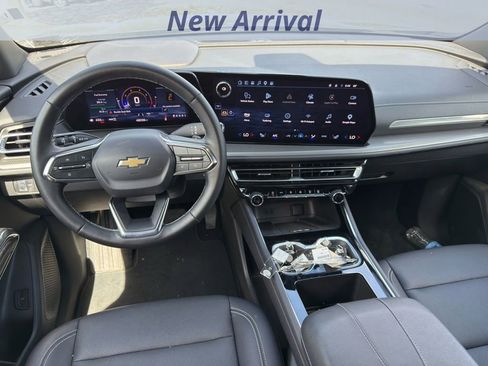 Used 2025 Chevrolet Traverse LT image 8