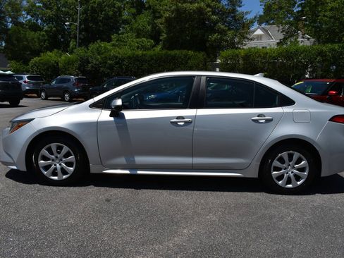 Used 2021 Toyota Corolla LE FWD image 4