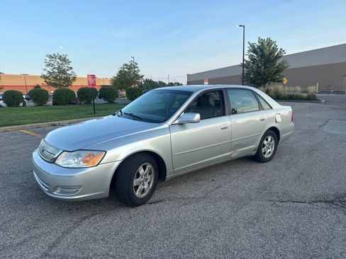 Used 2000 Toyota Avalon XL w/ Option Pkg 3 FWD image 11