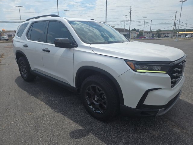 Used 2025 Honda Pilot TrailSport image 2