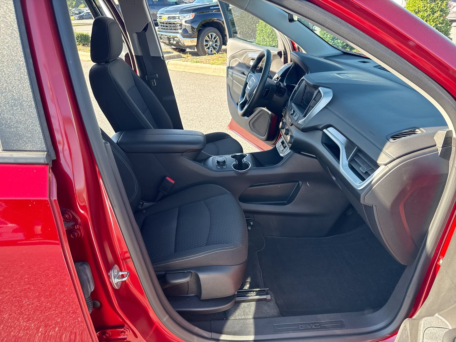 Used 2024 GMC Terrain SLE w/ Driver Convenience Package FWD image 20