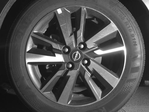 Used 2025 Nissan Versa SV image 12