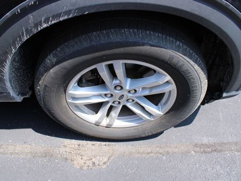 Used 2021 Ford Explorer XLT w/ Equipment Group 202A AWD/4WD image 4