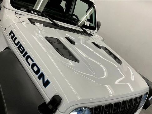 Used 2025 Jeep Wrangler Unlimited Rubicon 4xe w/ Convenience Group AWD/4WD image 11